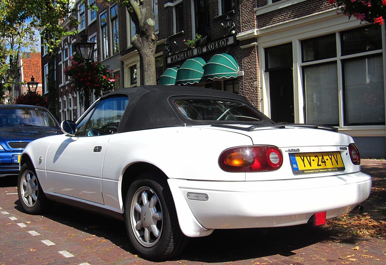 NA de dos : la popa recogida del roadster original, capota cerrada