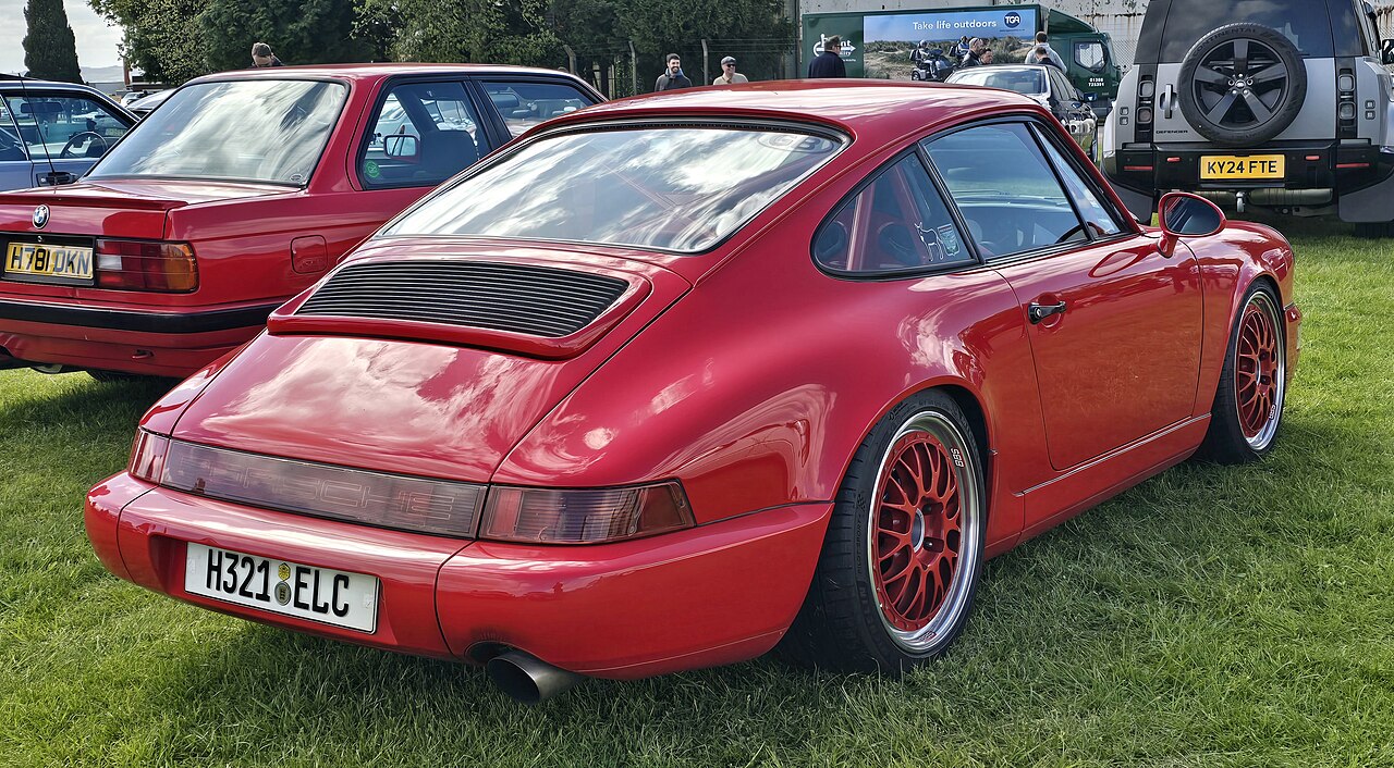 Le type 964 (ici une Carrera 2 de 1990) et son aileron escamotable : une 911 rénovée à 85 % sous une carrosserie presque inchangée.