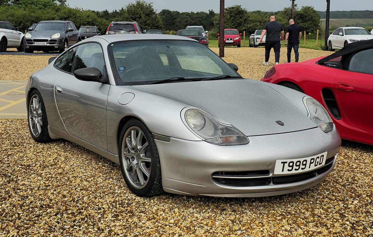 La 996 (1997-2005) et ses optiques « en œuf au plat » : première 911 refroidie par eau, elle sauva Porsche mais divisa les fidèles.
