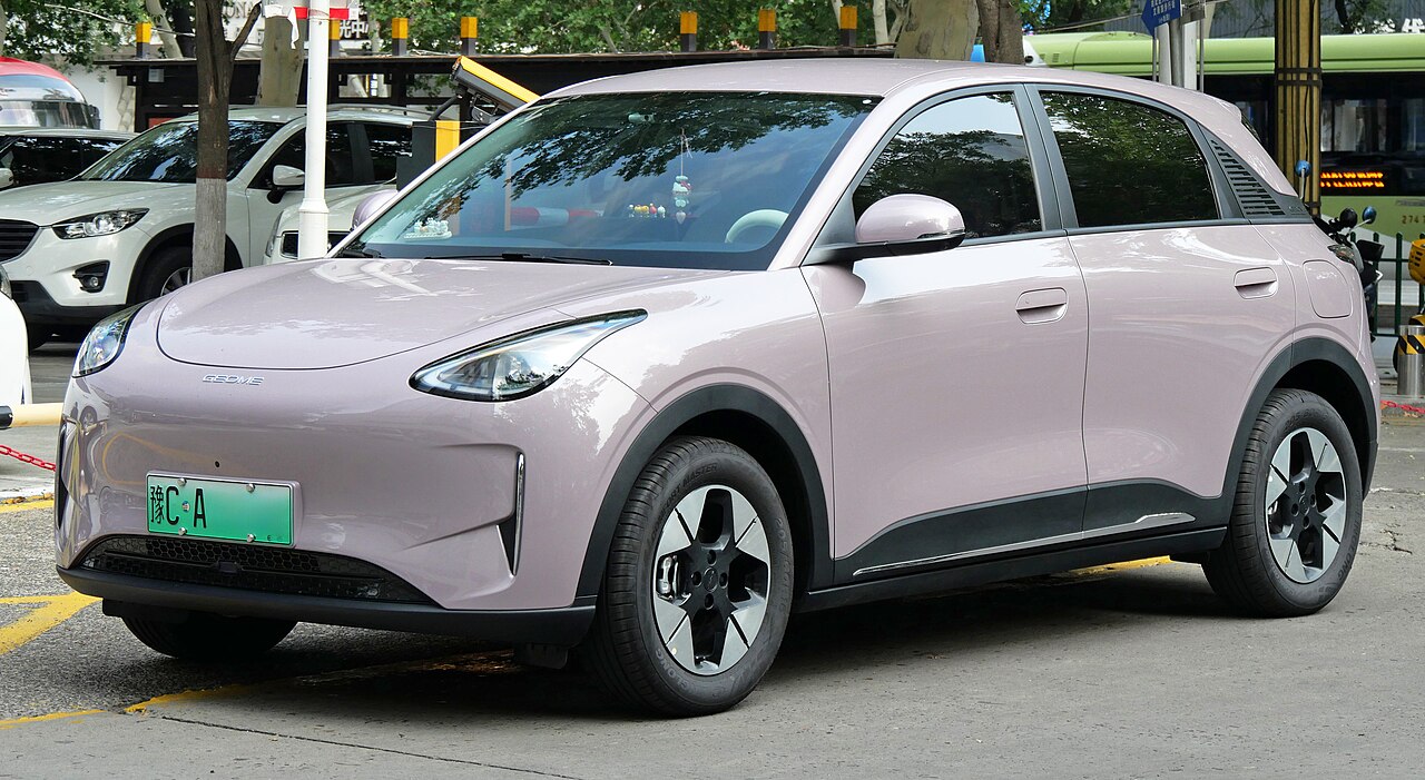 Geely EX2 nei colori pastello: la stella delle vendite cinesi