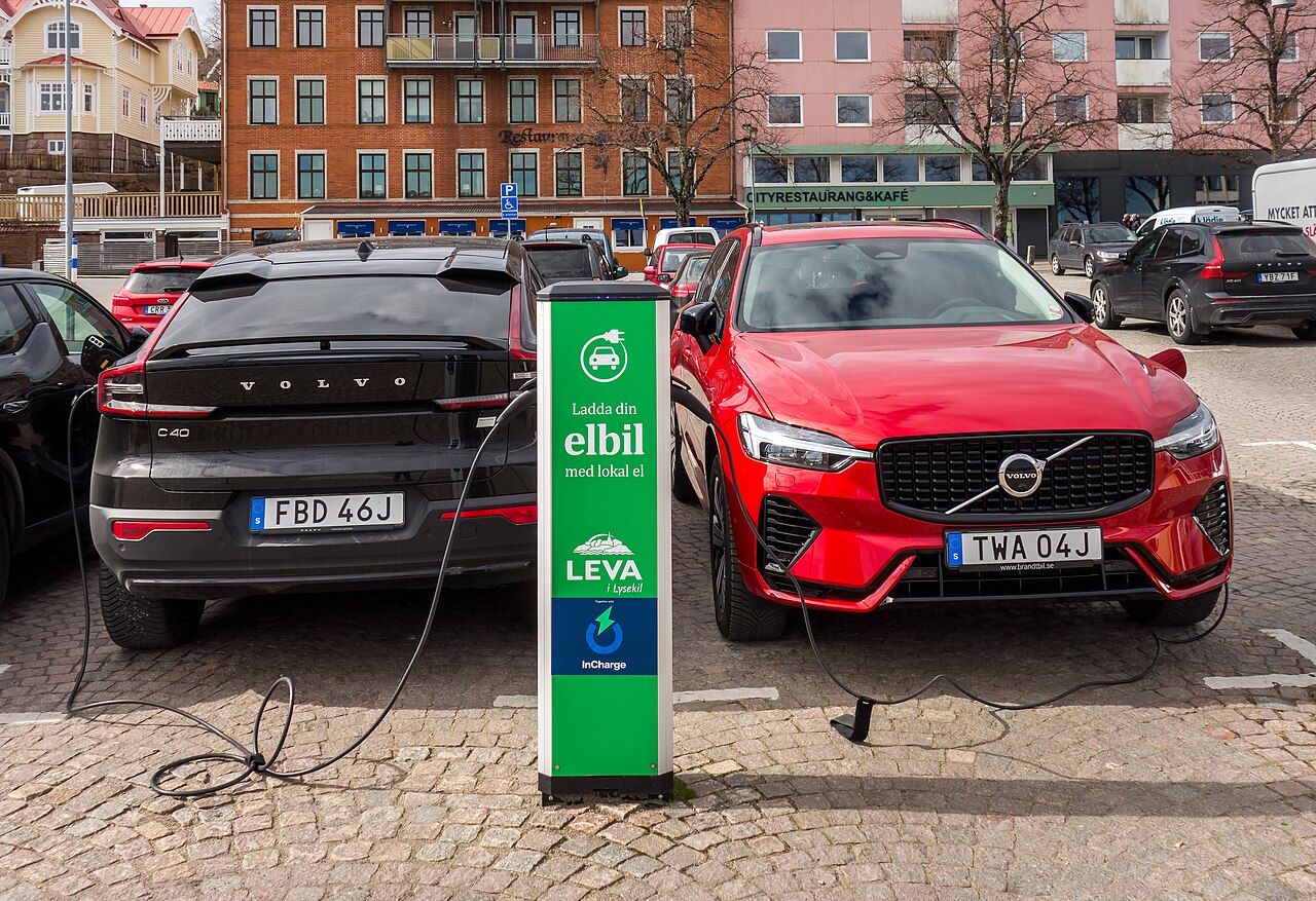 Hybride rechargeable ou 100 % électrique : le vrai match de 2026