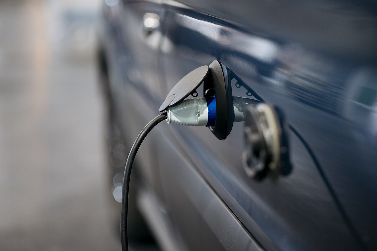 Branchement sur la trappe d'une voiture : le geste quotidien qui rend l'hybride rechargeable vertueux