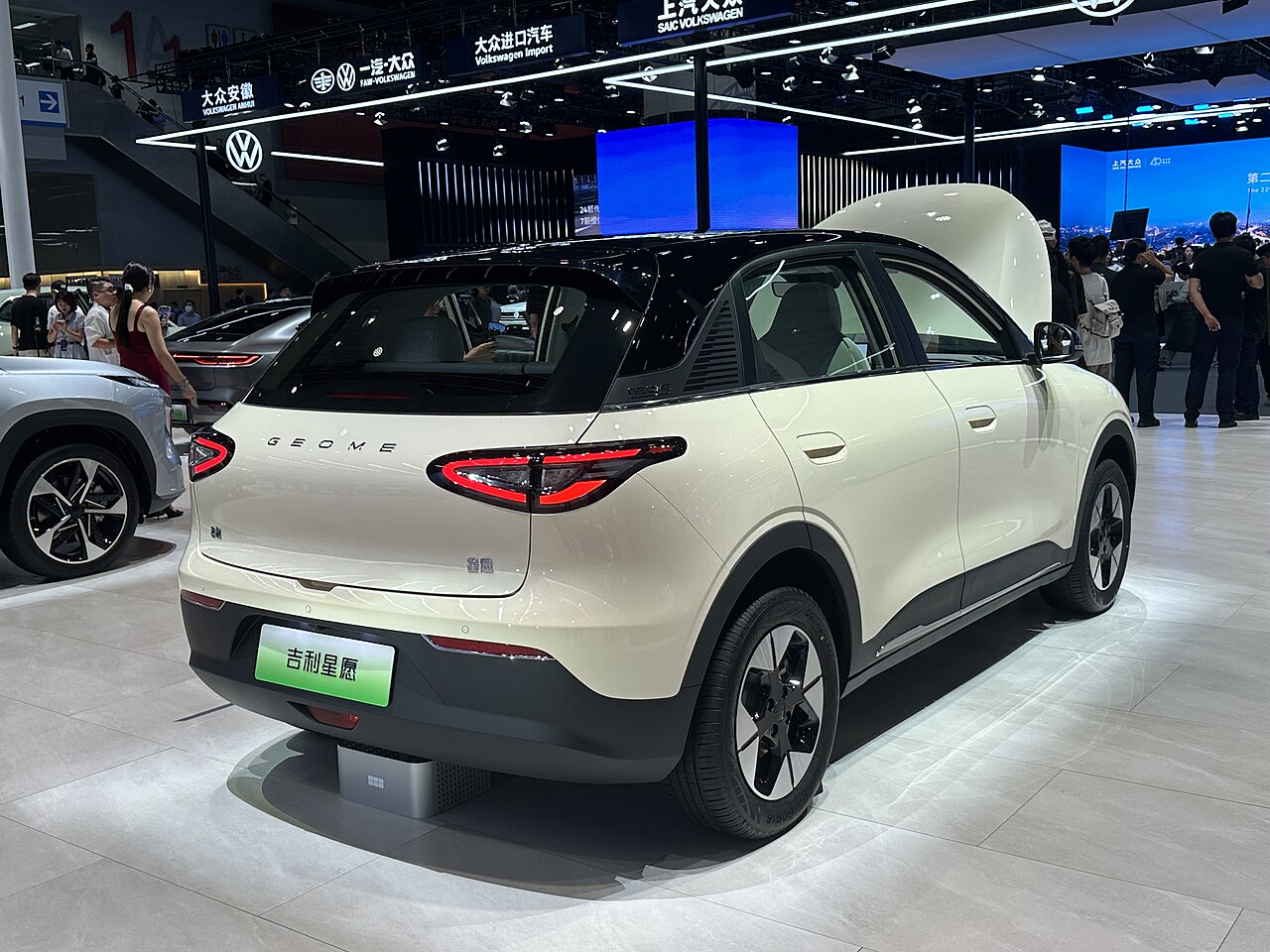 Geely EX2 — la poppa (badge Geome, nome cinese Xingyuan sulla targa)