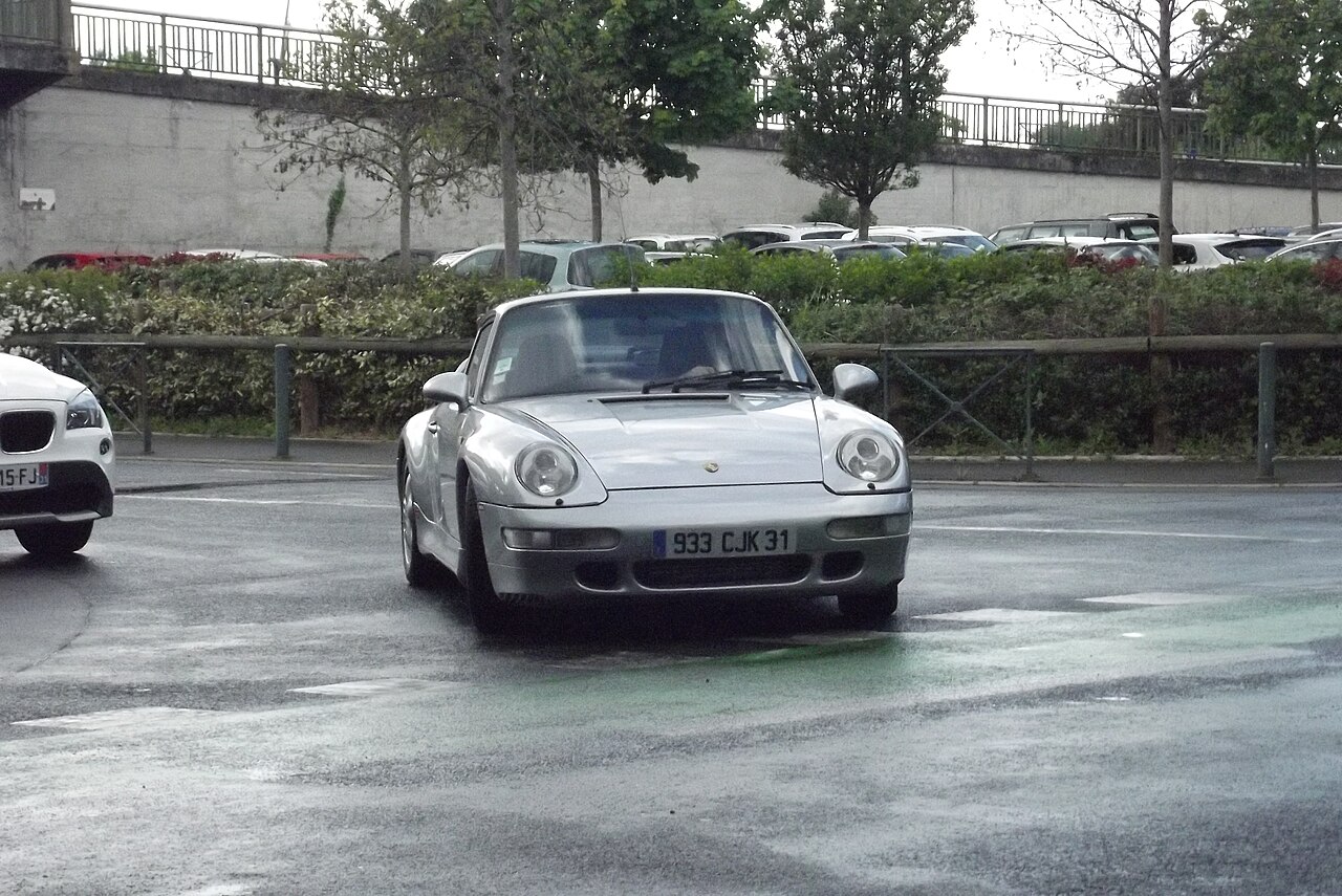 La 993, produite de 1993 à 1998, reste adulée des puristes : c'est la dernière 911 à moteur refroidi par air.