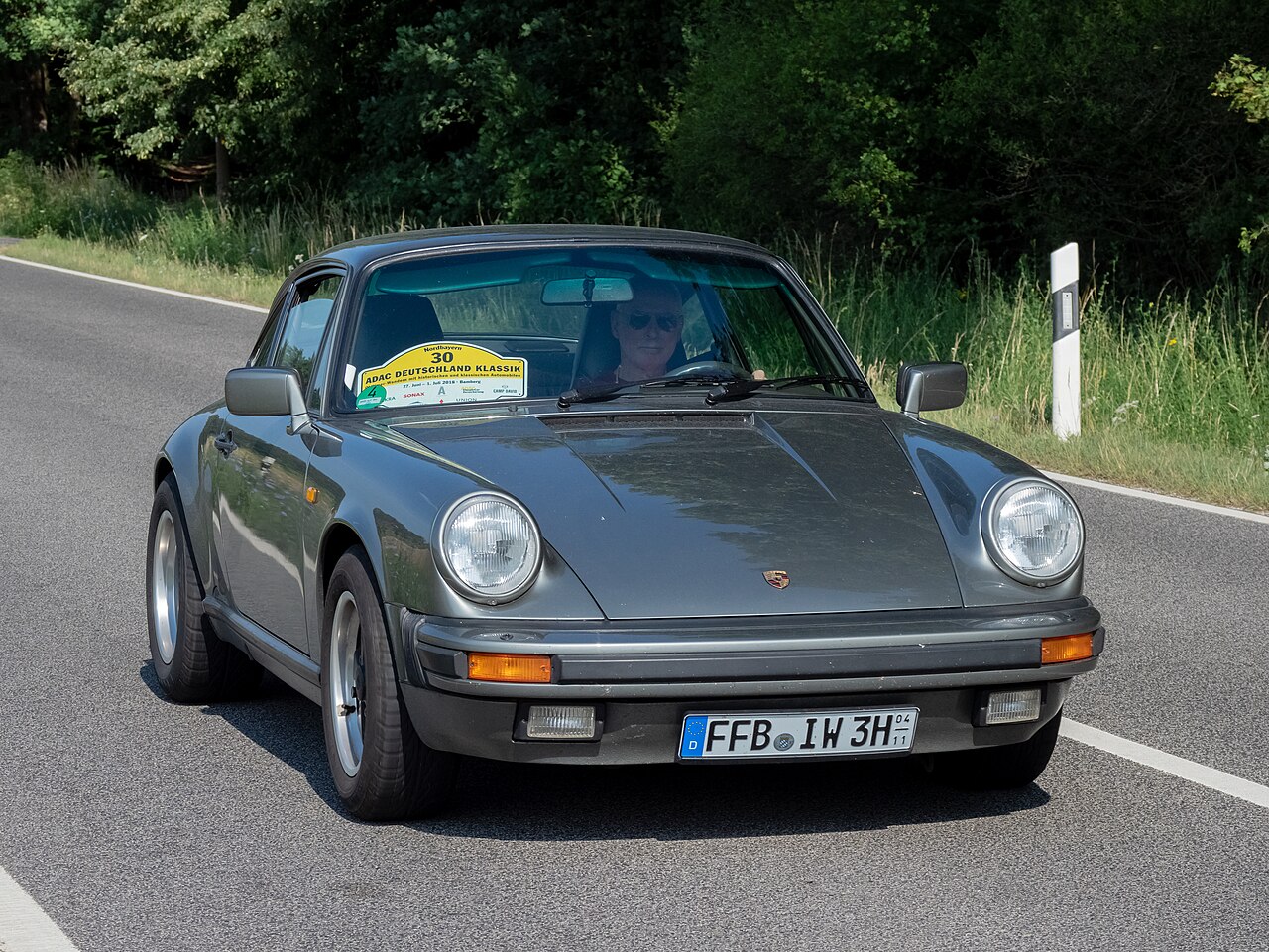 La 911 Carrera 3.2, ultime évolution de la G-Series (deuxième génération, 1984-1989), reconnaissable à ses pare-chocs à soufflets.