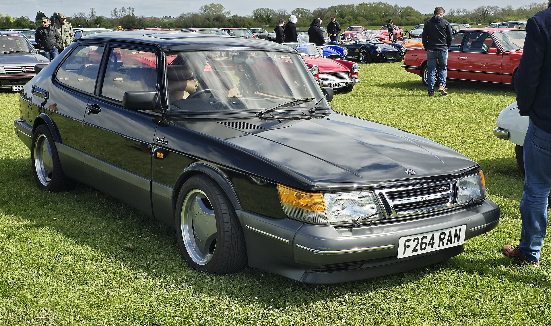 Saab 900: la berlina disegnata dai costruttori di aerei