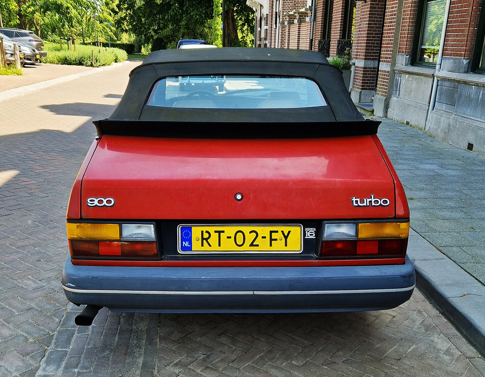 Saab 900: la berlina disegnata dai costruttori di aerei