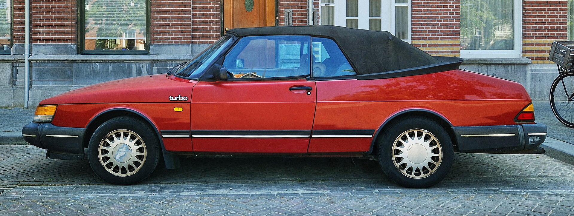 Saab 900: la berlina disegnata dai costruttori di aerei