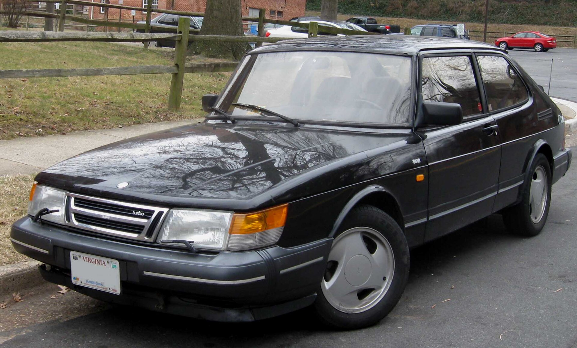 Saab 900: la berlina disegnata dai costruttori di aerei