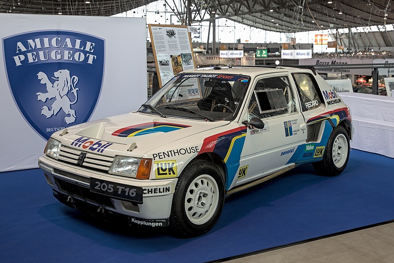 205 Turbo 16 w barwach Peugeot Talbot Sport: broń, która zdominowała Grupę B, a następnie wygrała Dakar.