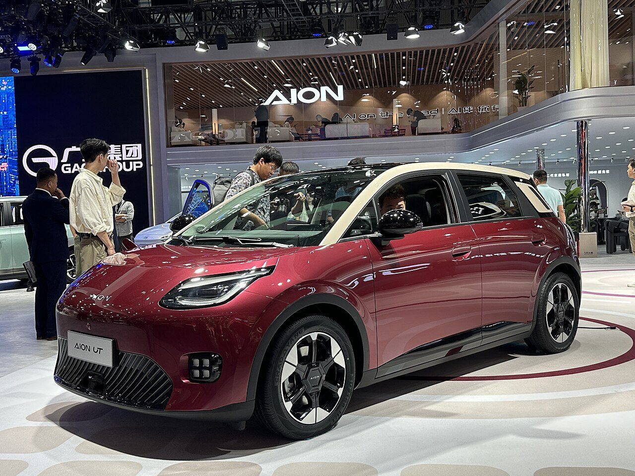 O Aion UT no stand da marca: um compacto de estilo arredondado e simpático