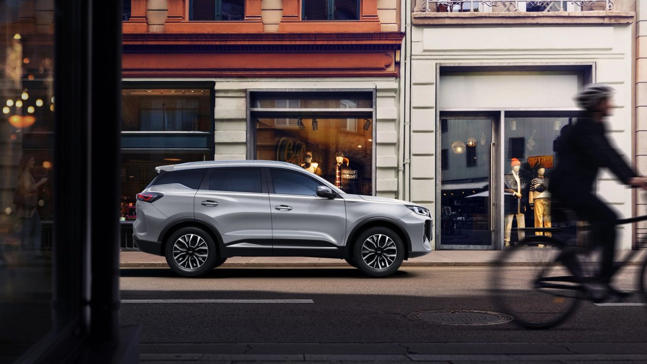 Chery Tiggo 7 CSH z profilu: kompaktowy SUV o długości 4,50 m, mieszczący się w średniej segmentu