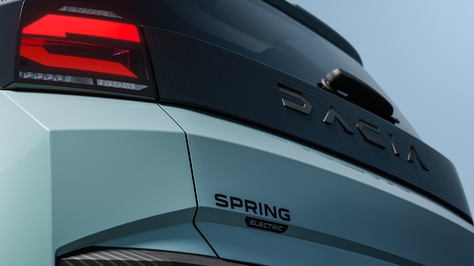 De achterkant van de Dacia Spring met zijn lichtbalk: onder de huid delen de drie zusjes alles.