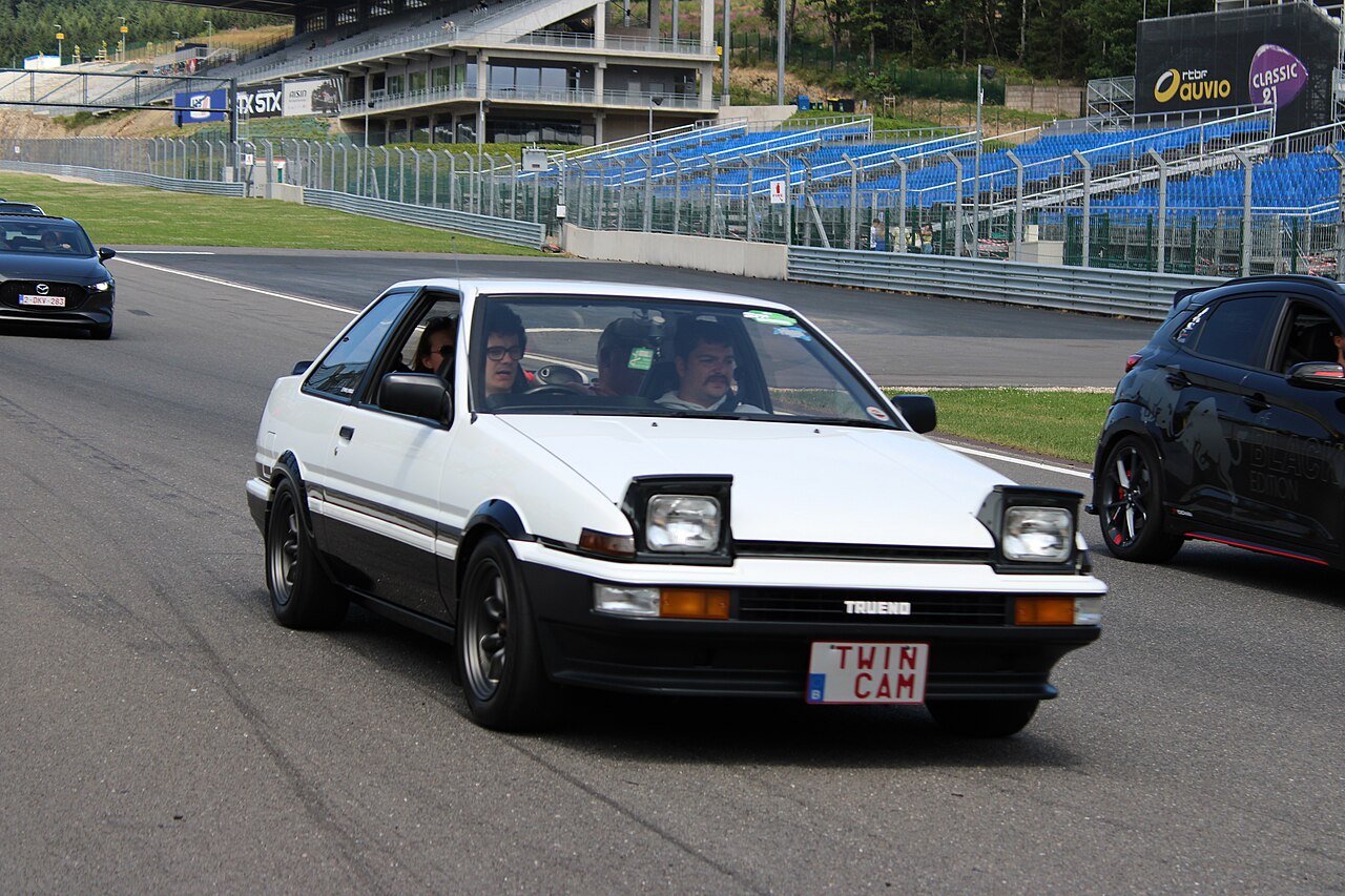 La Sprinter Trueno AE86 (1983-1987), coupé à propulsion et à phares escamotables devenu l'idole des amateurs de drift.
