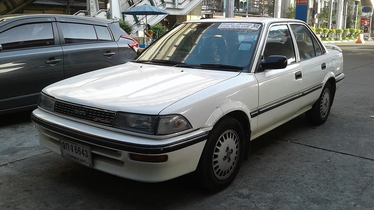 La berline de la sixième génération (AE92, 1987-1991) : la Corolla ordinaire, increvable, que l'on croisait à tous les coins de rue.