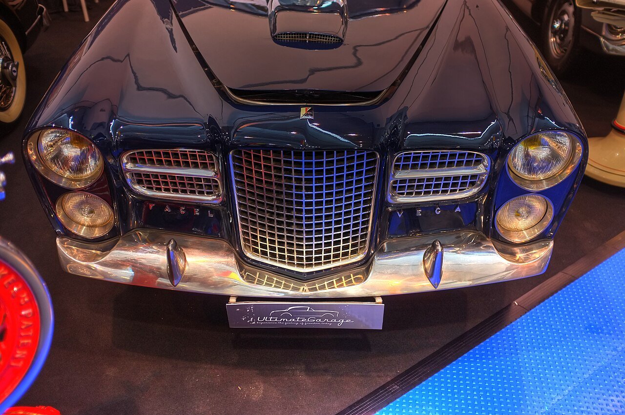 Facel Vega HK500: monumentalny grill i podwójne reflektory, sygnatura marki