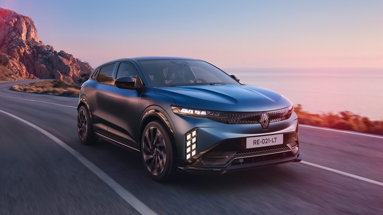 Mégane E-Tech restylée : le masque du Scénic et 500 km au compteur