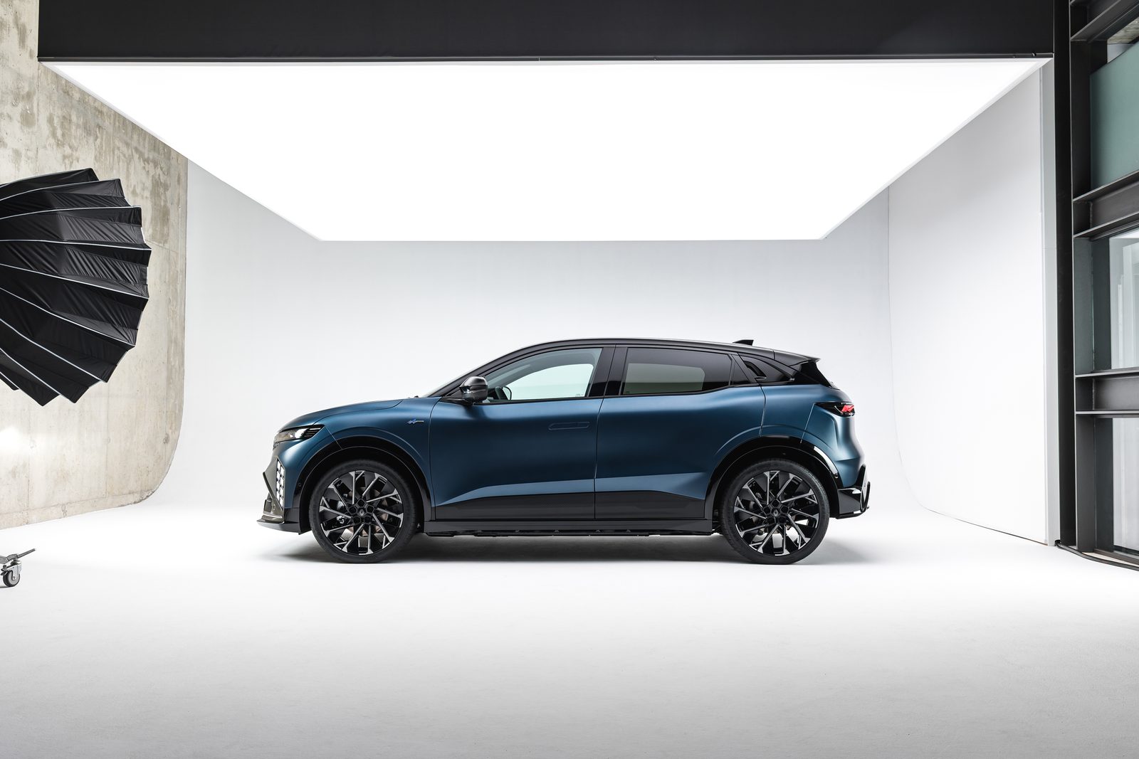 Nouvelle Renault Mégane E-Tech restylée : la silhouette de compacte surélevée, retravaillée pour l'aérodynamisme