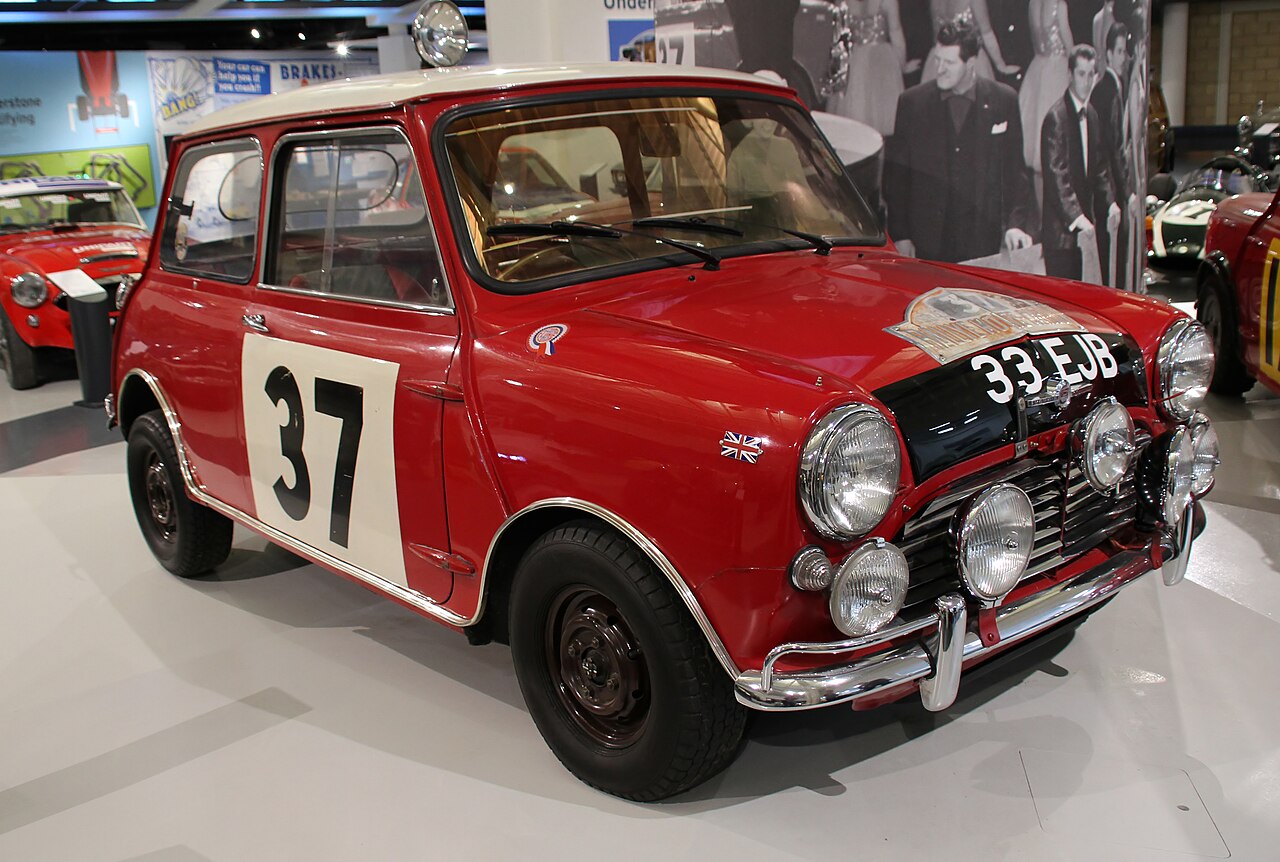 La Mini Cooper S « 33 EJB », victorieuse du rallye Monte-Carlo 1964 entre les mains de Paddy Hopkirk