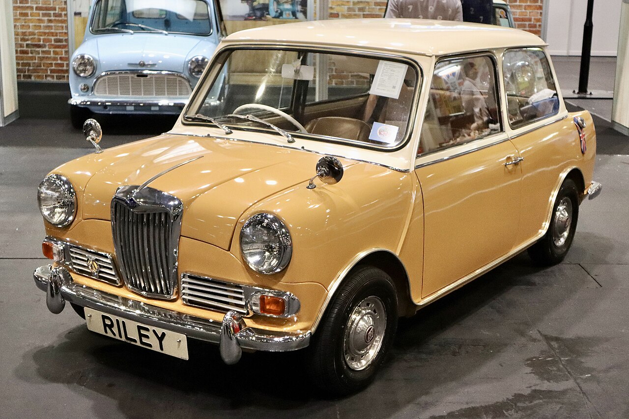 La Riley Elf (1961-1969) : la Mini rhabillée en petite berline cossue, calandre Riley et coffre allongé