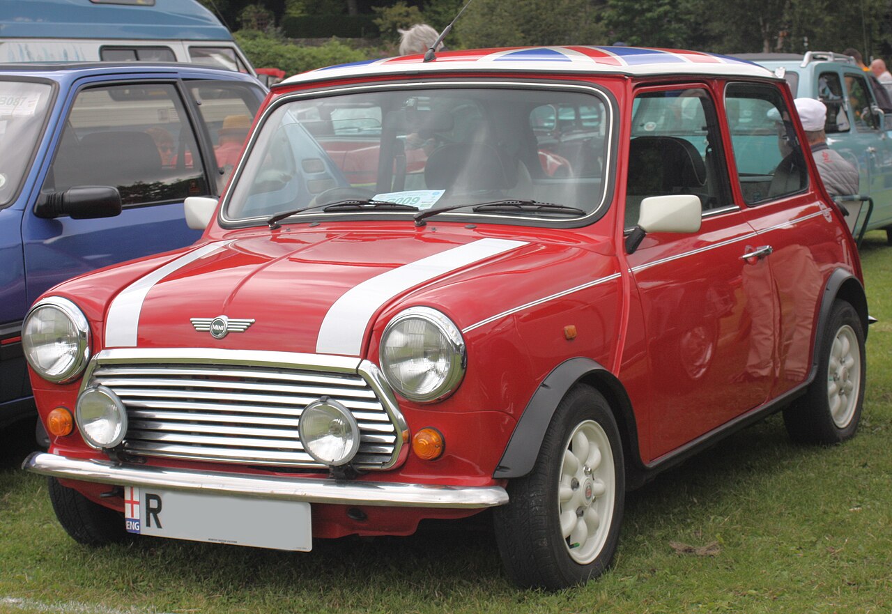 La Rover Mini Cooper des années 1990 : ultime évolution de la classique, badge Mini sur la calandre