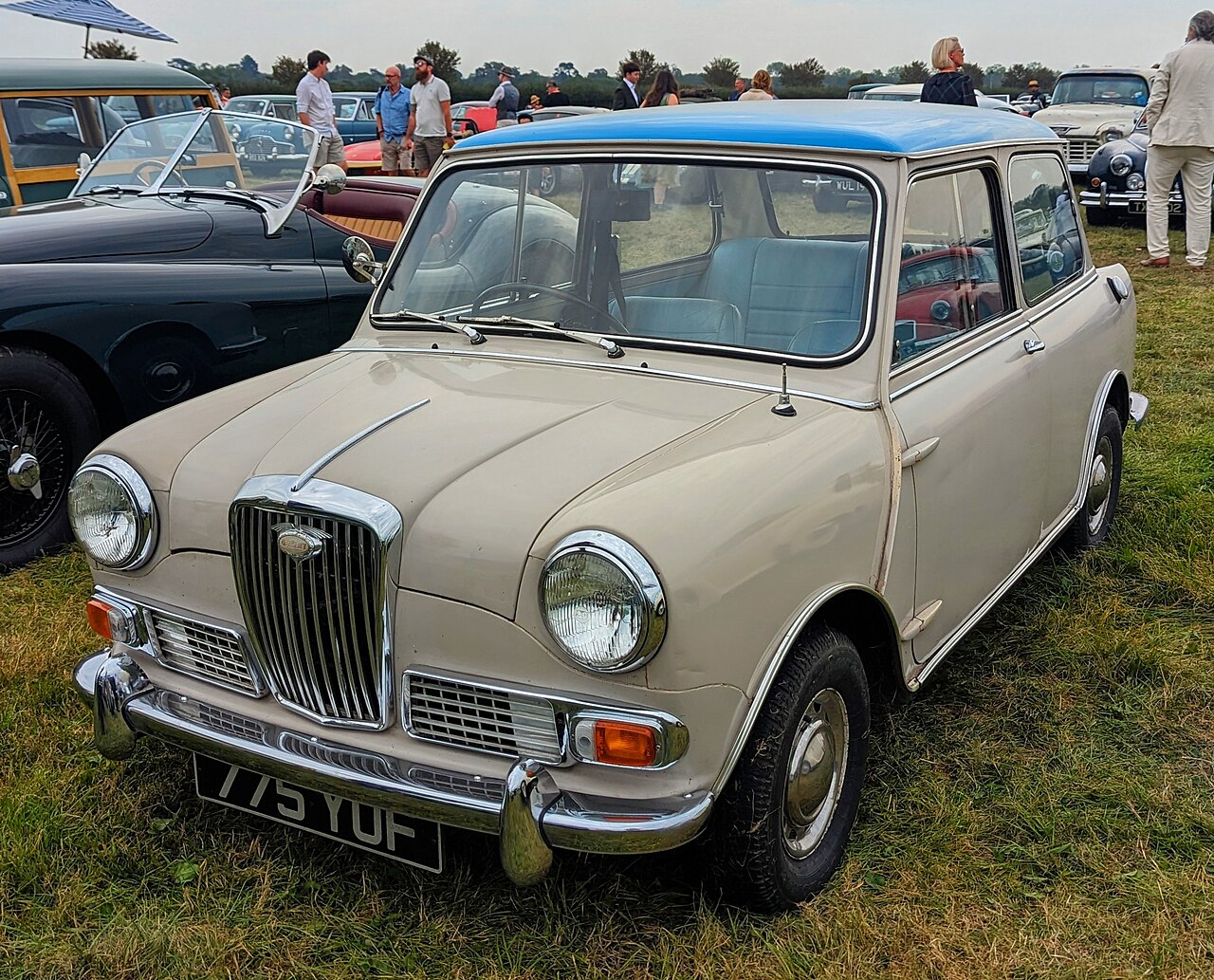 La Wolseley Hornet, jumelle de la Riley Elf sous un autre badge maison, ici avec son toit deux tons