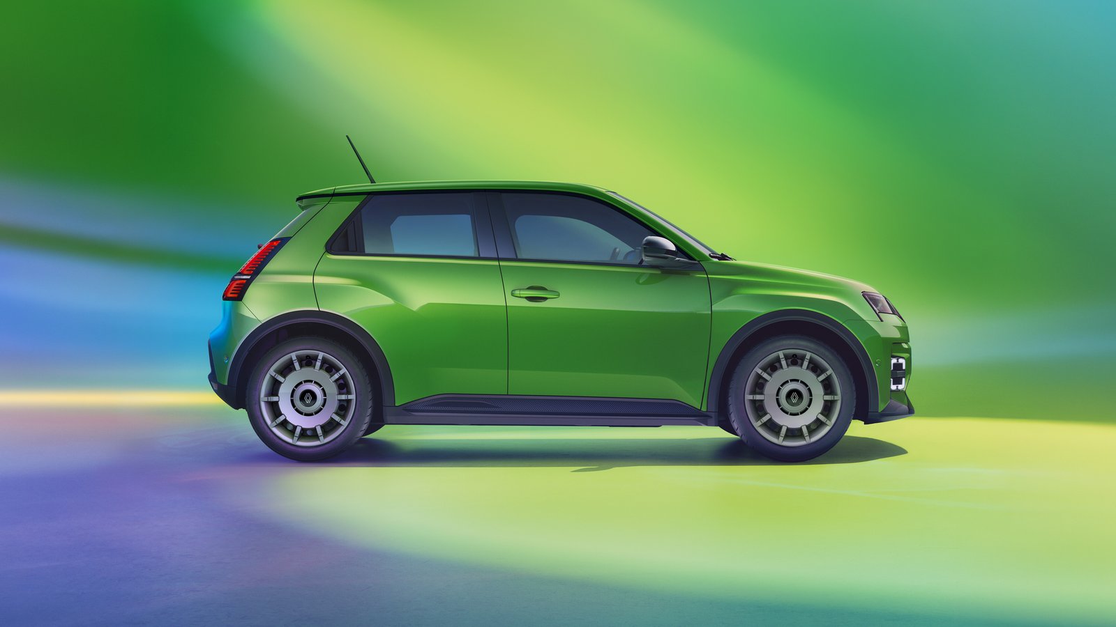 Renault 5 de perfil, en verde vivo: la silueta neorretro que ha relanzado la moda