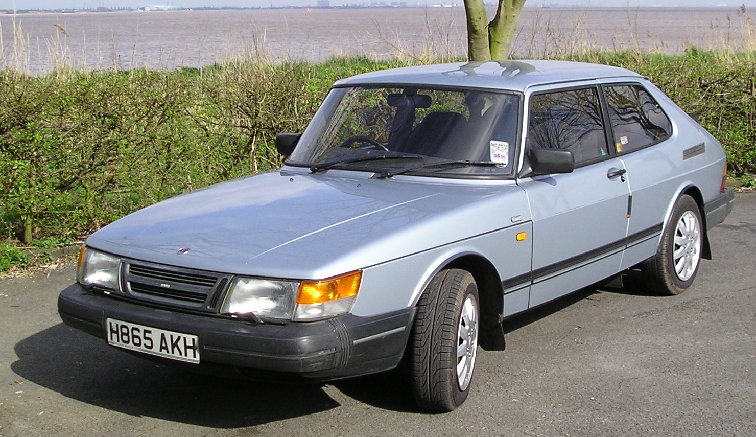 Saab 900: la berlina disegnata dai costruttori di aerei