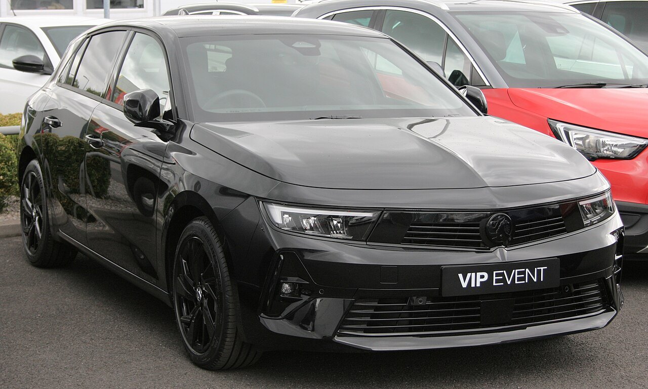 La Vauxhall Astra de 2022 : sous le griffon se cache une Opel Astra à l'identique, volant à droite en prime.