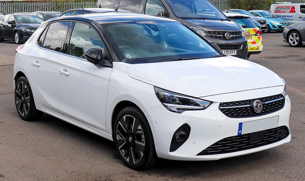 La Corsa électrique, jumelle de l'Opel Corsa-e : l'exemple parfait d'une voiture vendue sous deux badges selon le pays.