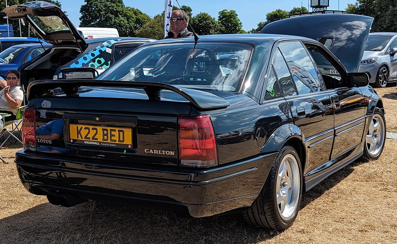 La poupe de la Lotus Carlton et son aileron : 377 chevaux et 283 km/h, de quoi affoler le Parlement britannique en 1990.