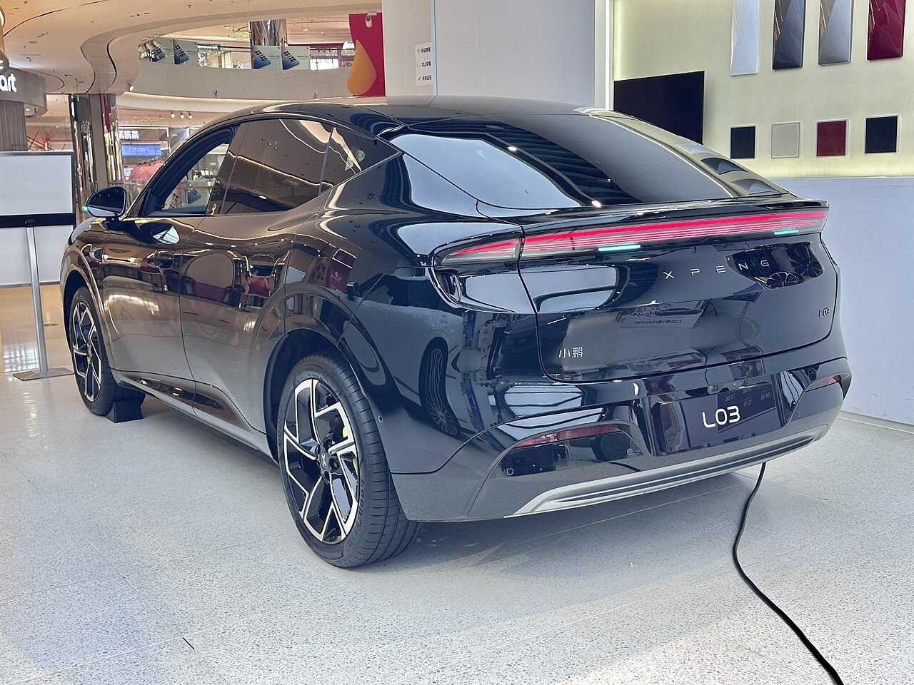 La poupe fastback du Xpeng L03, avec son bandeau lumineux pleine largeur